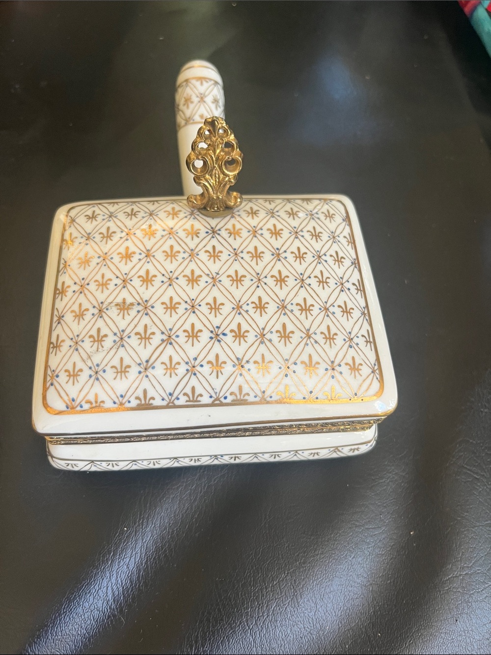 Elegant White and Gold Decoration Butler- Crumb catcher